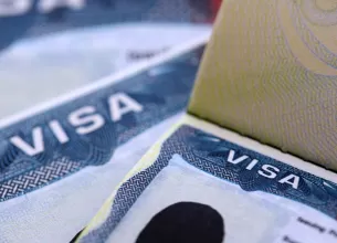 Pasaport si stampila de viza pregatite pentru calatorie