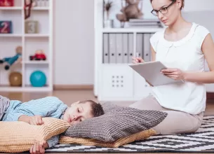 Psihoterapeut observa comportamentul unui baiat cu sindrom Asperger