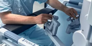 Chirurg la consola sistem robotic