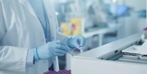 medic specialist in medicina de laborator pregatit sa analizeze niste probe de sange.