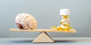 Model al creierului uman si suplimente pentru sustinerea functiei cerebrale asezate pe un cantar de echilibru, ilustrand conceptul de echilibru intre nutritie si sanatatea creierului.
