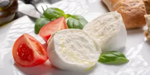 Mozzarella cu rosii si busuioc.