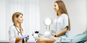 Pacienta in cabientul medicului ginecolog discuta despre histerosonografie (HYCOSY)