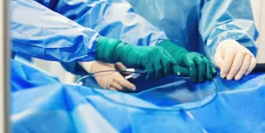 Medici in timpul unei proceduri de cardiologie interventionala pentru inchiderea foramen ovale patent