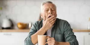 Barbat senior obosit se confrunta cu somnolenta excesiva pe timpul zilei