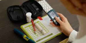 Femeie verifica rezultatul unei masuratori de glicemie