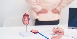 Medic consultand o pacienta cu boala cronica de rinichi