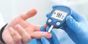 Medic efectueaza un test de glicemie pacientului in cadrul unei consultatii