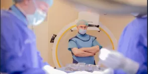 Medici in timpul interventiei de montare a stimulatorului medular