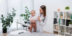 Băiețel la control medical la pediatru