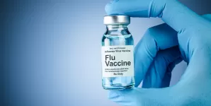 Cadru medical tine in mana un flacon de vaccin