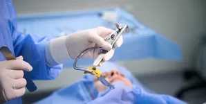 Chirurg foloseste instrumente medicale speciale in timpul unei interventii chirurgicale