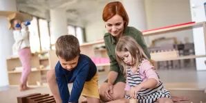 Educatoare si copii intr-o gradinita Montessori.
