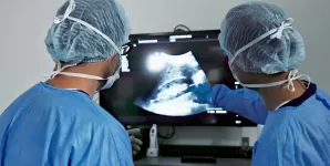 Echipa de chirurgi analizand o radiografie
