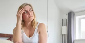 Femeie confruntandu-se cu schimbari de dispozitie la menopauza.