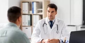 Medic discuta cu pacientul despre sanatate si optiunile de tratament