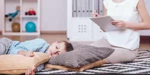 Psihoterapeut observa comportamentul unui baiat cu sindrom Asperger