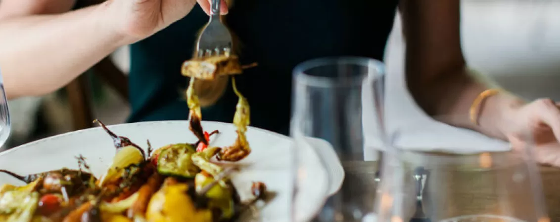 de ce continuam sa mancam chiar daca ne simtim plini