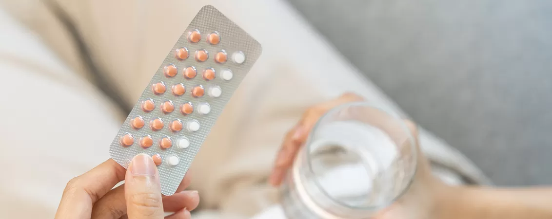 Femeia cu medicamente pentru a trata probleme hormonale