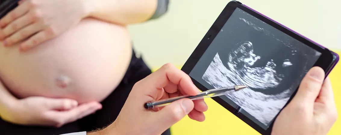 Femeie insarcinata analizand morfologia fetala de trimestrul 3