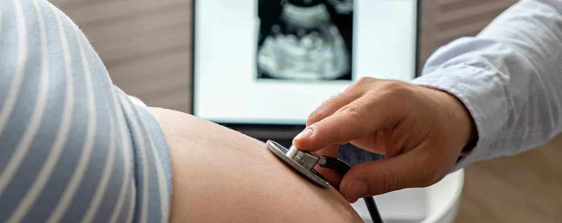 Femeie insarcinata la un consult in cabinetul medical