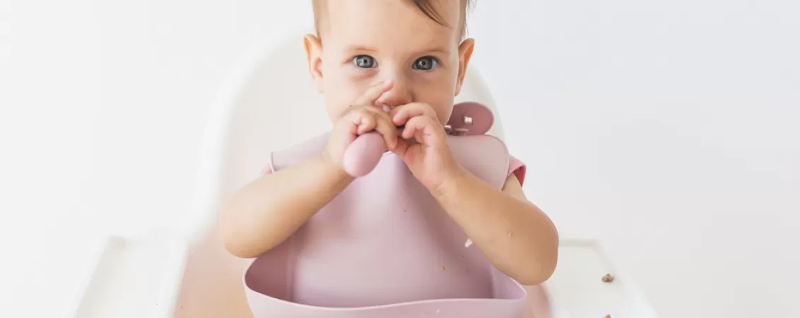 Fetita mananca cereale de bebelusi