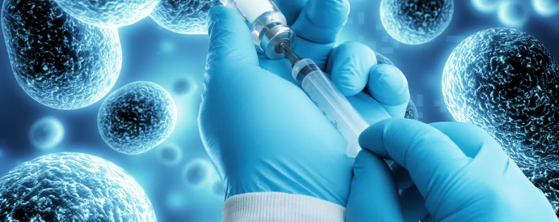 Medic pregatindu-se sa administreze o injectie