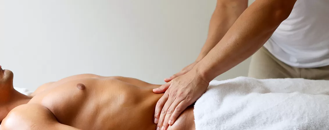 Barbat care beneficiaza de un drenaj limfatic