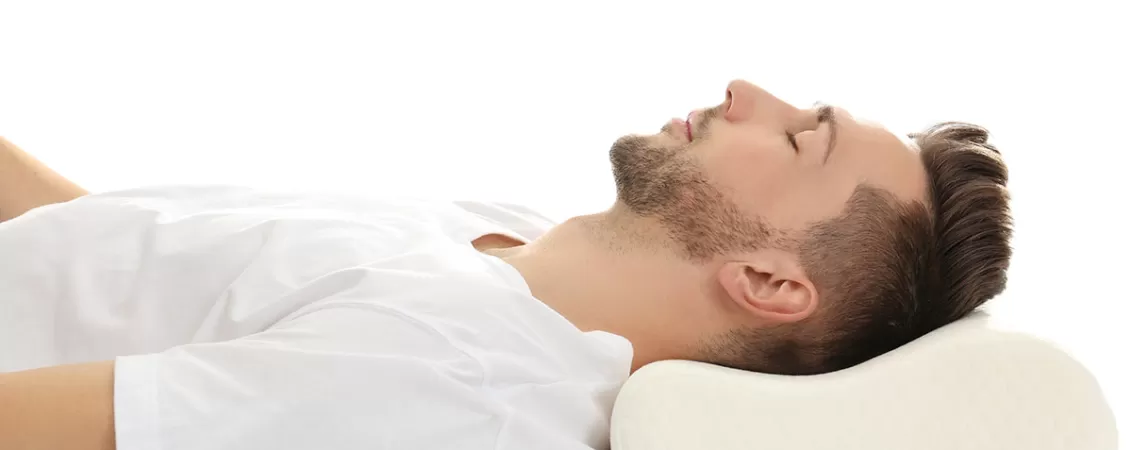 Barbat care doarme pe spate