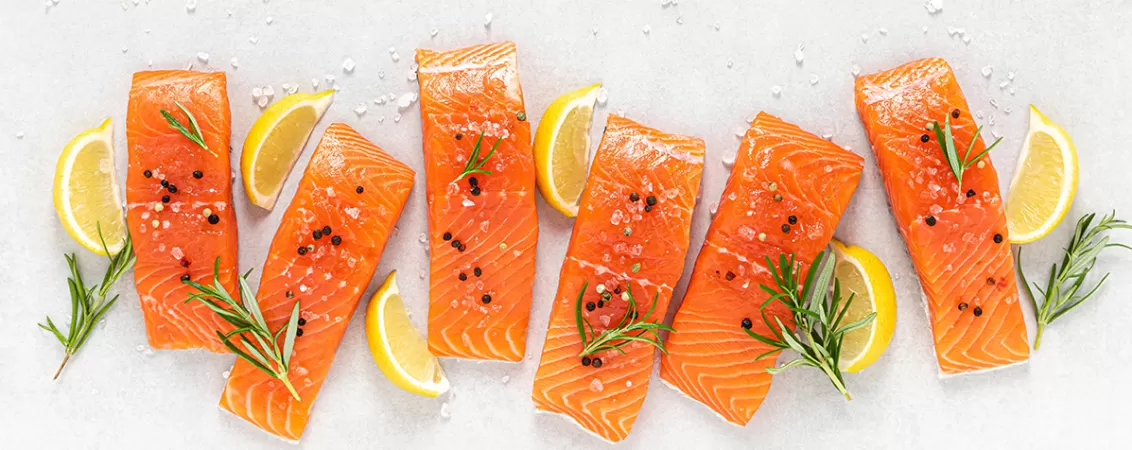 Bucati de somon si felii de lamaie