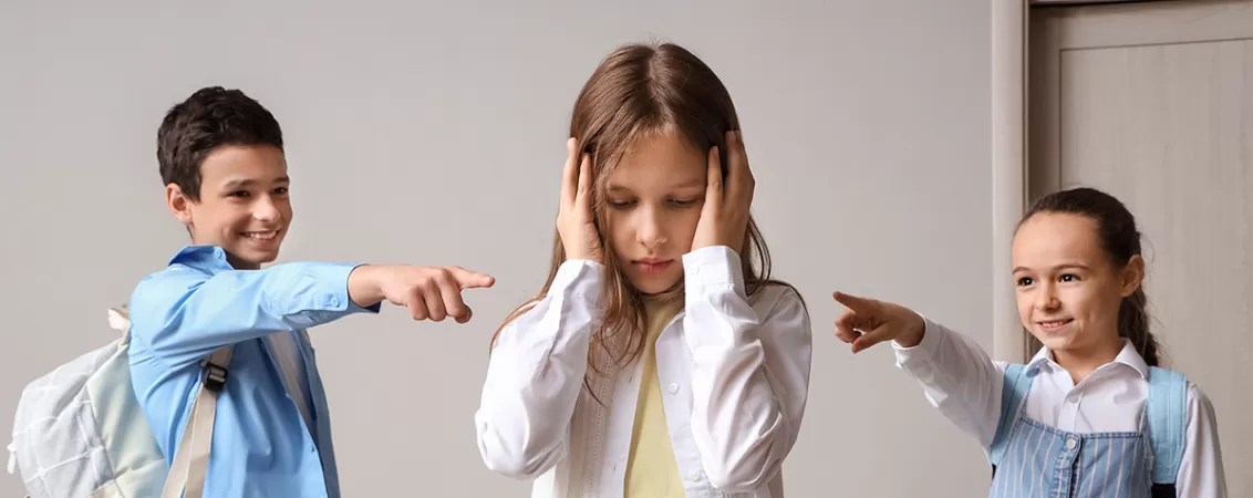 Copii care rad de o fetita ca forma de bullying