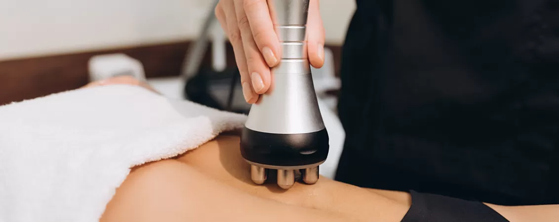 Femeie care beneficiaza de un drenaj limfatic