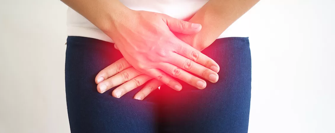 Femeie care sufera de iritatia organelor genitale