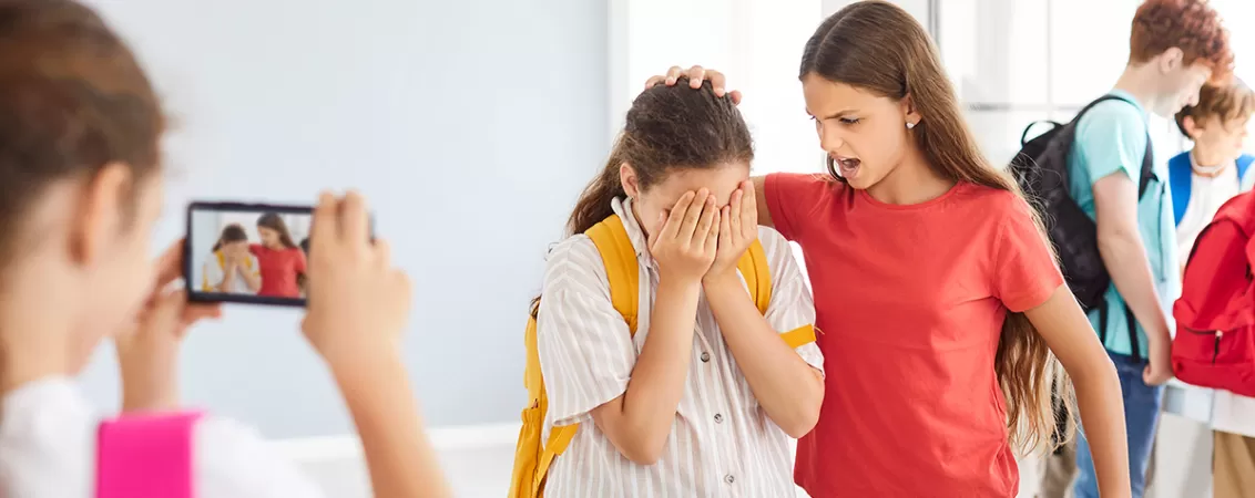 Fetita care este abuzata verbal si fizic de catre alti copii la scoala