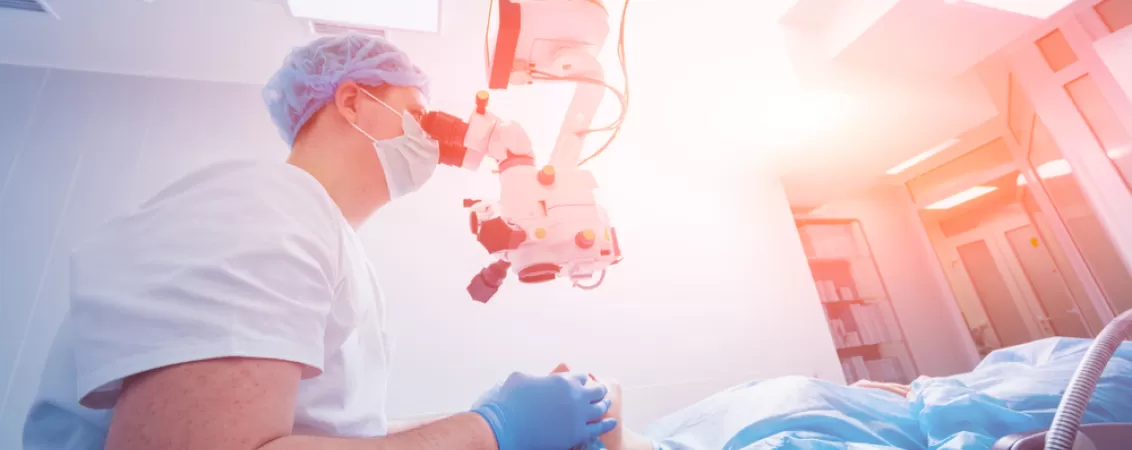 Medic efectuand o operatie pentru corectarea vederii