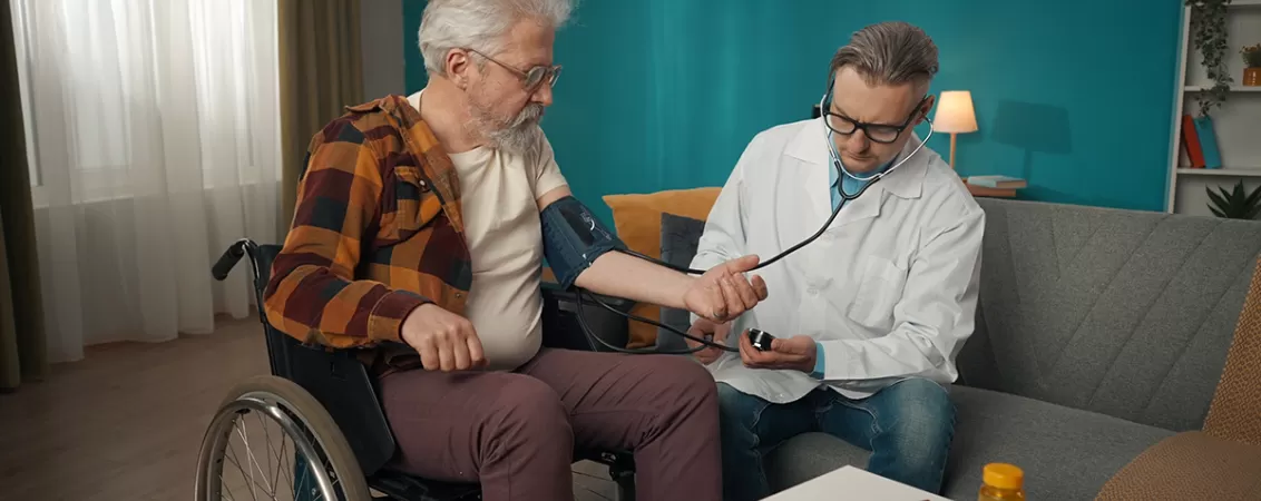 Medic examinand un pacient imobilizat la domiciliu