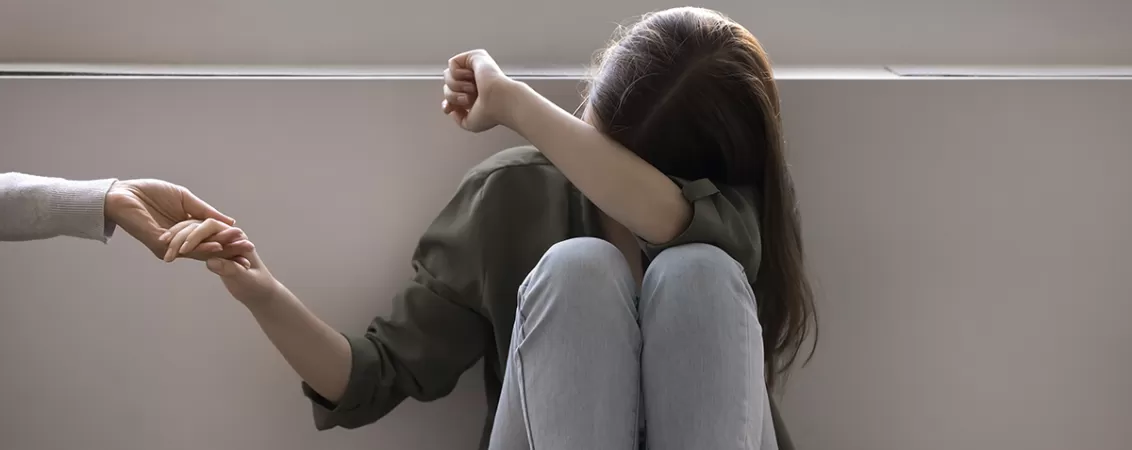 Persoana care este suparata si sufera de bullying