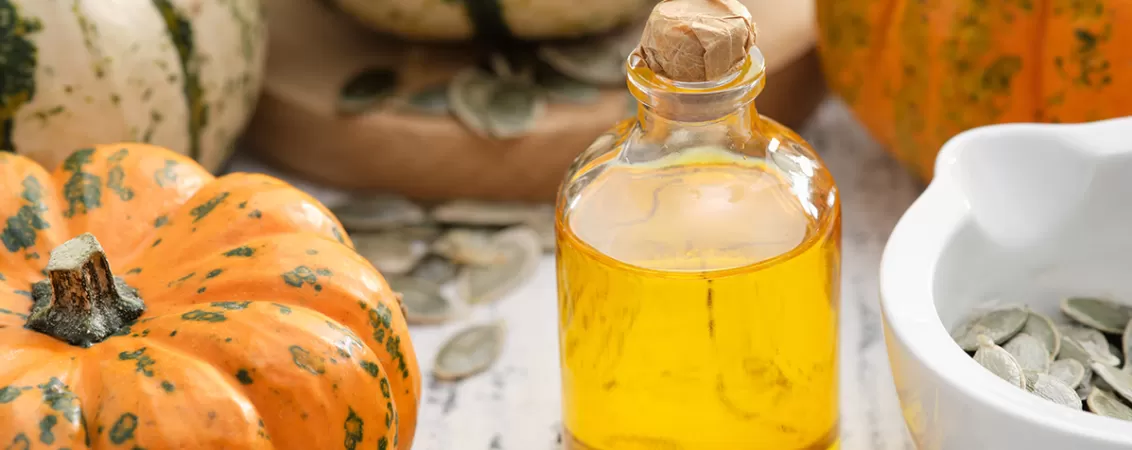 Sticluta cu ulei de seminte de dovleac pe o masa