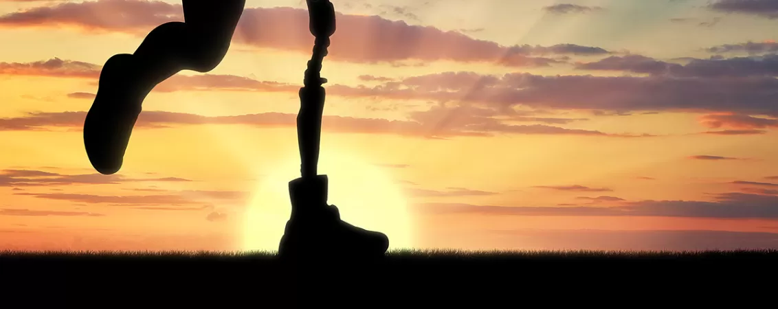 Barbat care are un picior amputat si poarta proteza de picior