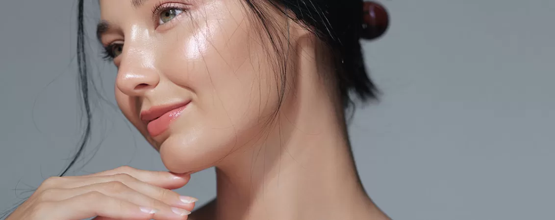Portret elegant al unei femei cu piele radianta, reprezentand frumusetea naturala si sanatatea pielii