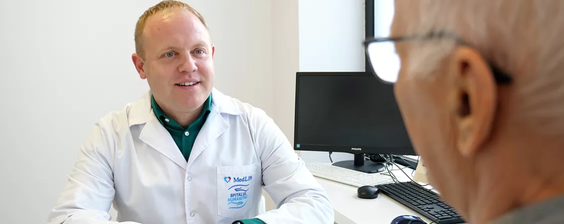 Medicul Vlad-Horia Schitcu si pacient la consultatie