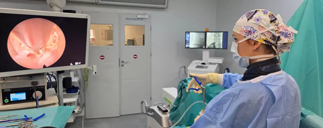 Doctor Raisa Croitoru in timpul unei operatii de HDL endoscopic