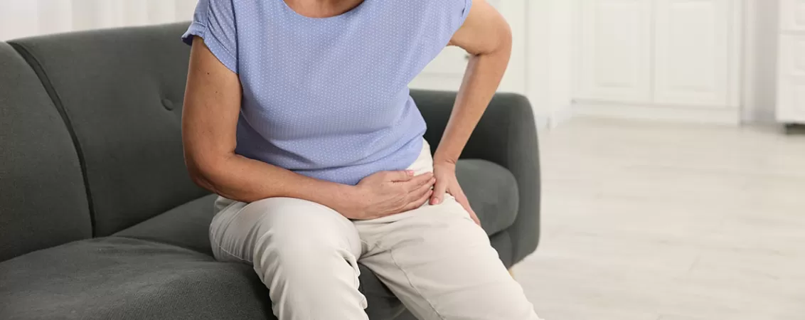 Femeie cu dureri de sold cauzate de artroza
