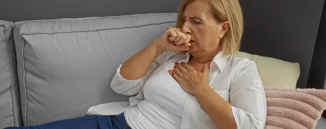 Femeie cu tuse simptom al bronsitei sau bronsiolitei