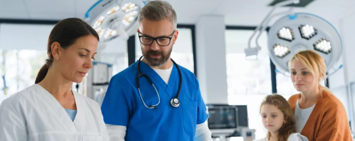 Fetita si mama ei intr-o sala de operatii