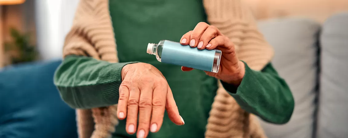 Femeie aplica ulei de magneziu