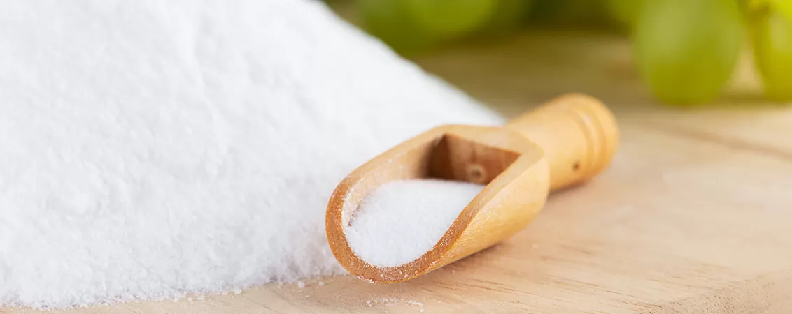 Lingurita de lemn cu dextroza, langa struguri