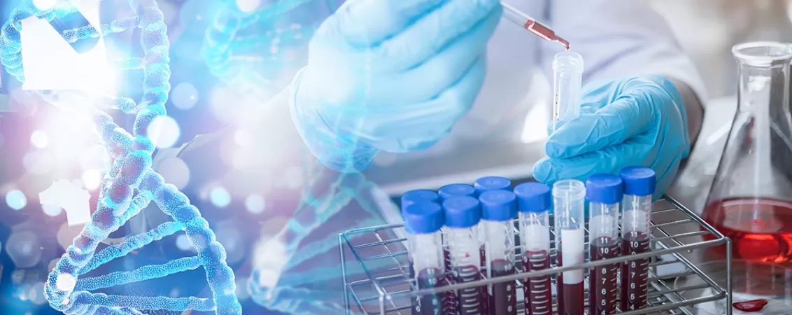 Specialist analizeaza genetic o proba de sange