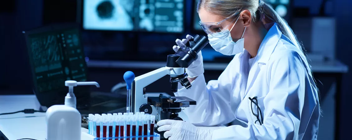 Specialist lucreaza in laborator medical 