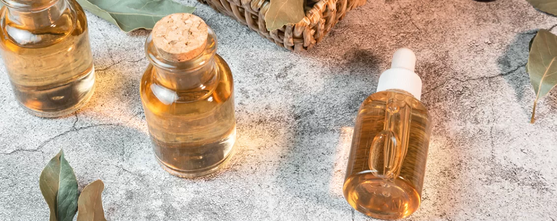 Sticlute cu ulei si frunze uscate